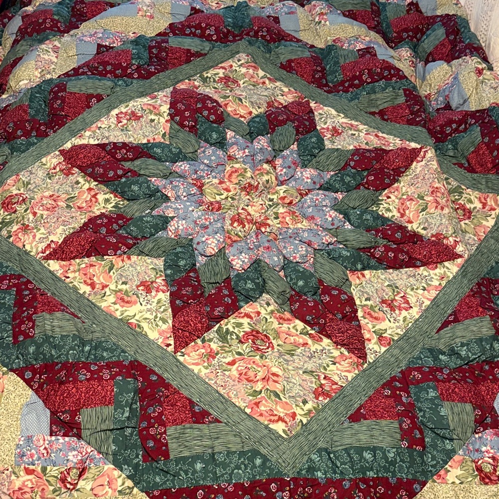 1990’s Radiant Star puffer quilt twin size Floral Patchwork red green cream